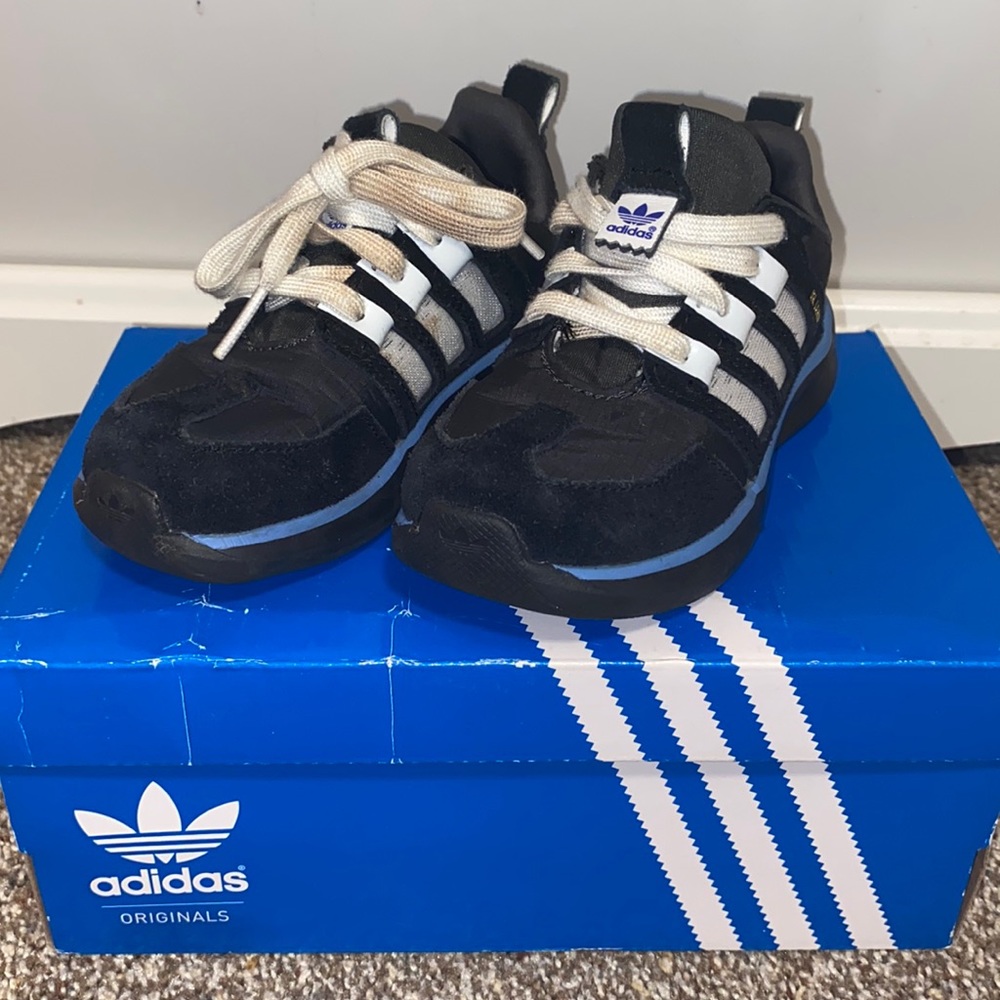 Toddler Boys Adidas Shoes. Size 8